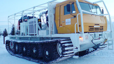 Вот такая машина создаёт  сейсмические сигналы из толщ земли. Фото предоставлено ОАО «Сибнефтегеофизика»