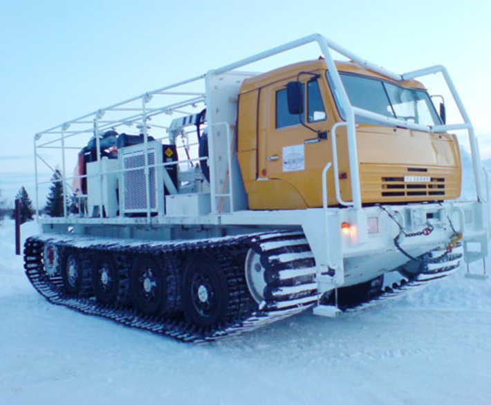 Вот такая машина создаёт  сейсмические сигналы из толщ земли. Фото предоставлено ОАО «Сибнефтегеофизика»