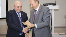 Почётный знак Сергею Пыхтину вручает ректор НГМУ Игорь Маринкин. Фото предоставлено Минсоцразвития