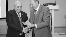 Почётный знак Сергею Пыхтину вручает ректор НГМУ Игорь Маринкин. Фото предоставлено Минсоцразвития