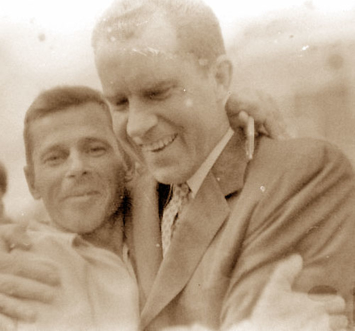 Братские объятия: советские люди тепло приветствовали Ричарда Никсона