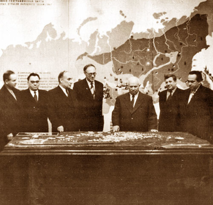 Никита Хрущёв поддержал почин по организации Сибирского отделения, но строительство высоток в Академгородке запретил. Предпочтение тогда отдавалось сборным панельным домам в четыре этажа. Фото с сайта www.itam.nsc.ru