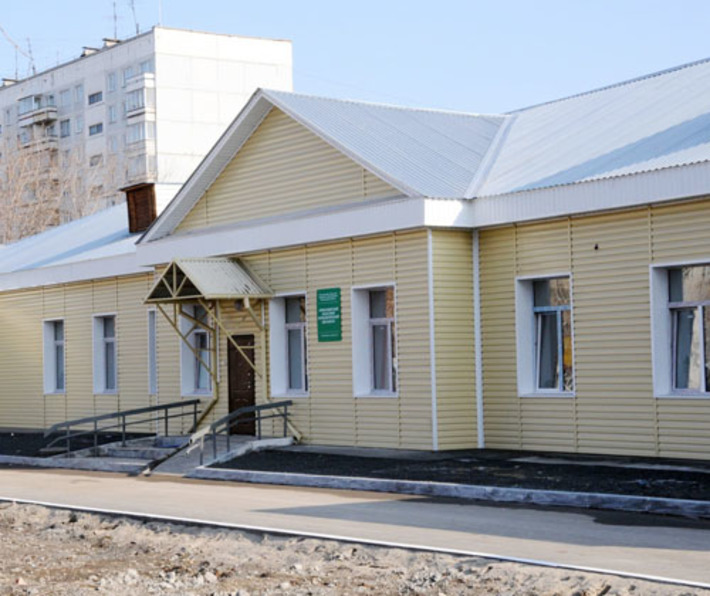 Обновлённое здание наркологического диспансера заметно выделяется среди окружающих его строений. Фото Михаила ПЕРМИНА