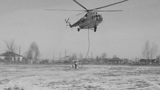 Вертолёт завис над стадионом… Фото Ольги ЛЕВИНОЙ