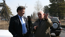 Депутат Законодательного собрания Александр Козлов показывает Сергею Титкову кратчайший путь в город