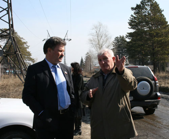 Депутат Законодательного собрания Александр Козлов показывает Сергею Титкову кратчайший путь в город