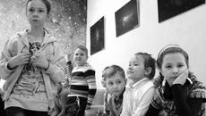 У одних кружится голова  от масштабов Вселенной,  другие разглядывают далёкие звёзды… Фото  Михаила ПЕРМИНА