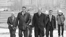 Губернатор Василий Юрченко и директор ООО «Энергомонтаж» Леонид Сидоренко (слева) на осмотре объектов. Фото Павла КОМАРОВА
