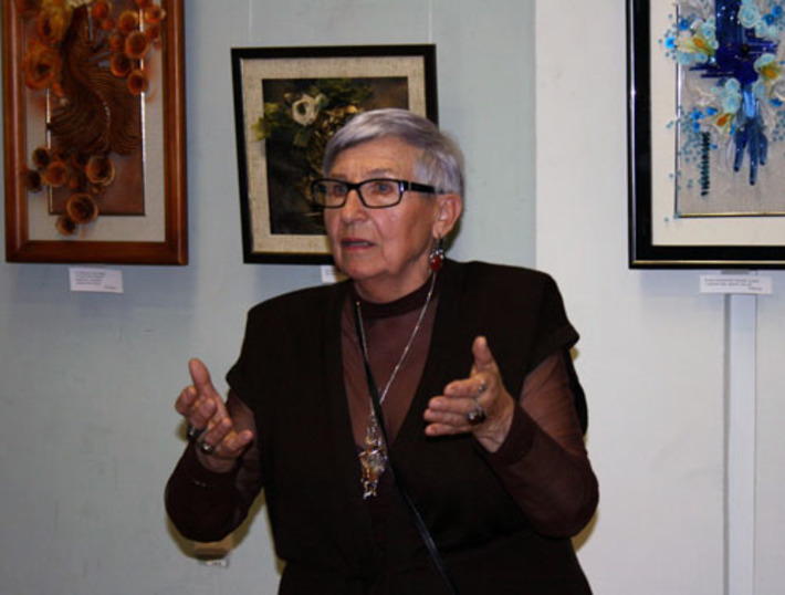 Людмила Корчагина: «Я могу работать с металлом, стеклом, керамикой, с чем угодно. Но всё это обязательно связано с миром цветов». Фото Людмилы ХАРЛАМЕНКО