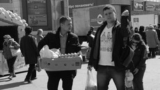 Накануне Пасхи яйца были самым ходовым товаром. Фото Михаила ПЕРМИНА