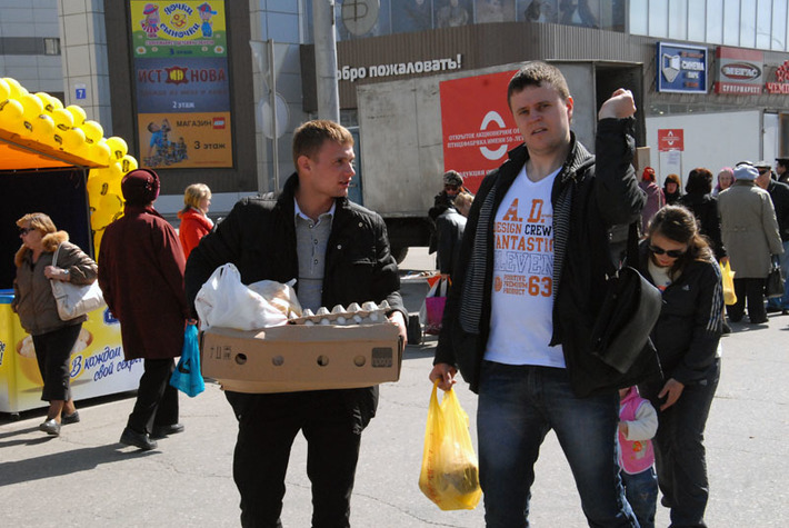 Накануне Пасхи яйца были самым ходовым товаром. Фото Михаила ПЕРМИНА