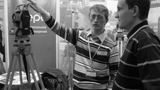 Геодезистам не терпится испытать новое оборудование. Фото Павла КРАСИНА