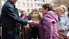 Общественники показали главе региона, где будет разбит сквер их мечты. Фото Михаила ПЕРМИНА