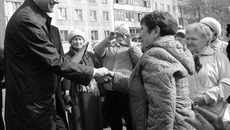 Общественники показали главе региона, где будет разбит сквер их мечты. Фото Михаила ПЕРМИНА