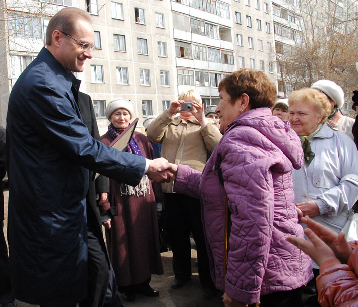 Общественники показали главе региона, где будет разбит сквер их мечты. Фото Михаила ПЕРМИНА