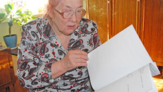 За годы переписки у Елены Алексеевны накопилась пачка ответов. Фото Михаила ПЕРМИНА