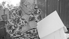 За годы переписки у Елены Алексеевны накопилась пачка ответов. Фото Михаила ПЕРМИНА