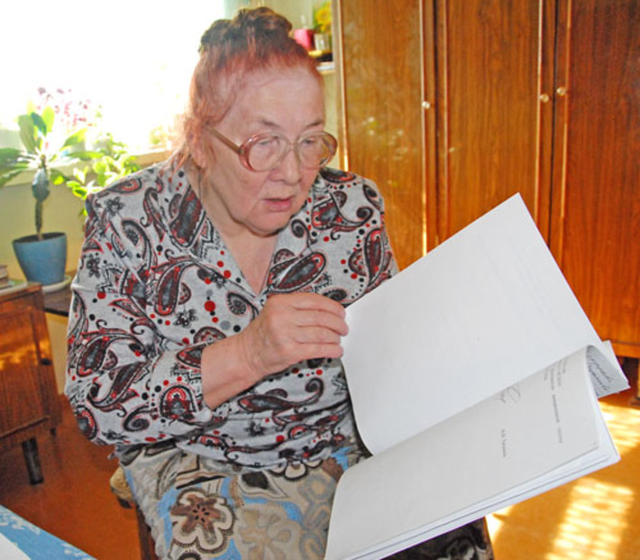 За годы переписки у Елены Алексеевны накопилась пачка ответов. Фото Михаила ПЕРМИНА