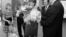 Сертификат вручается семье Сарнацких. Фото Павла КОМАРОВА