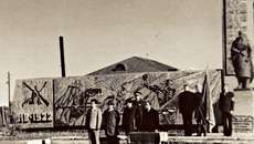 Карасучане трепетно хранят свою историю. У монумента Славы. 70-е годы