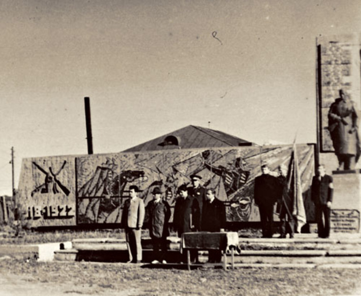 Карасучане трепетно хранят свою историю. У монумента Славы. 70-е годы