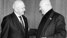 Ветеран труда и профсоюзного движения Василий Федосеевич Прокопенко (слева) благодарит Александра Козлова за поддержку. Фото Валентины МАЛЬЦЕВОЙ