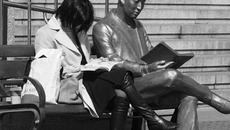 Человека с бумажной книгой в руках скоро можно будет смело отливать в бронзе. Фото с сайта 123rf.com