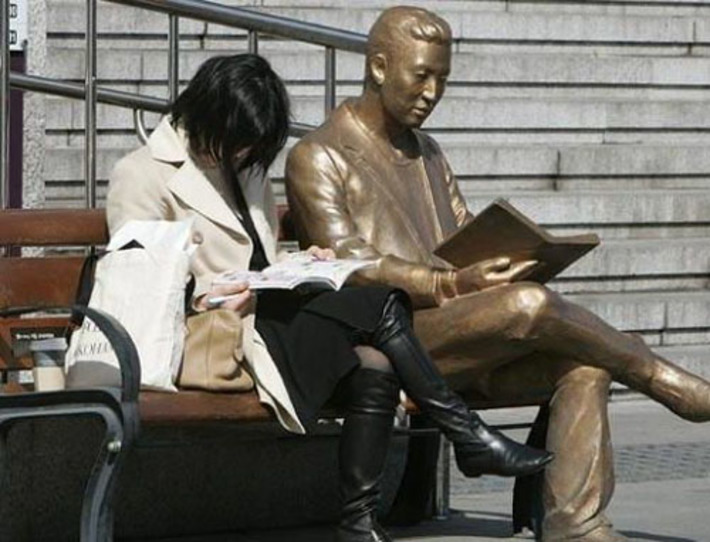 Человека с бумажной книгой в руках скоро можно будет смело отливать в бронзе. Фото с сайта 123rf.com