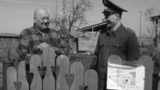 Бывший фермер Виктор Геталов и участковый уполномоченный полиции Артем Абрамов. Фото Марины ЛУПЕЙКЕНЕ