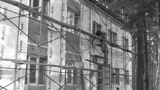 Корпуса пока в строительных лесах. Фото Веры УТЮПИНОЙ