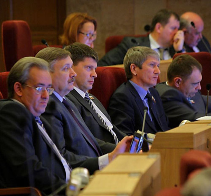 Депутаты согласились с предложением министра финансов и налоговой политики правительства области Виталия Голубенко о создании Резервного фонда. Фото Павла КОМАРОВА
