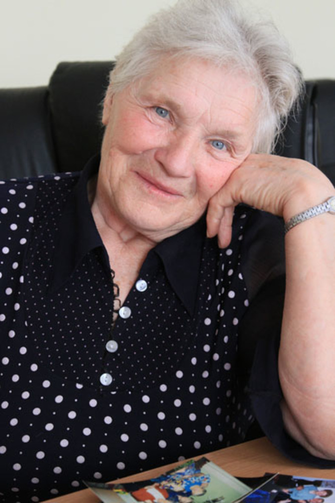 Тамара Владимировна, даже будучи совсем молодой, частенько заходила куда-нибудь со словами: «Ну, как  у вас дела, дети мои?», и неудивительно, что многие с улыбкой звали ее матерью. А сегодня она заботливая «мама» своим ветеранам. Фото автора и из личного архива Тамары Владимировны СУГЛОБОВОЙ