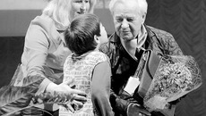 Поздравить Алексея Бороздина пришли воспитанники его центра, десятки благодарных детей и родителей. Фото Павла КОМАРОВА