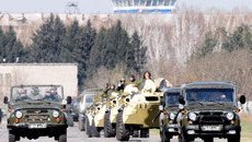 На аэродроме  в Толмачёво учатся держать парадный строй и соблюдать дистанции водители военной  техники. Фото Михаила ПЕРМИНА