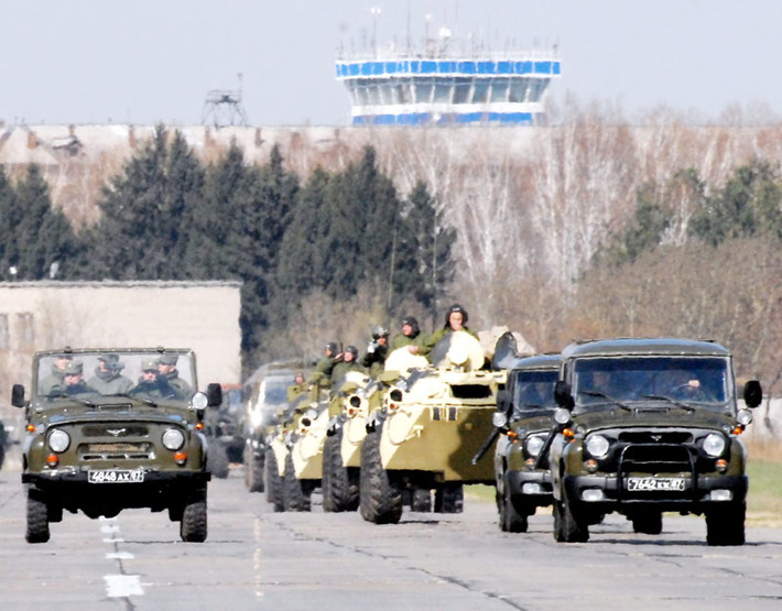 На аэродроме  в Толмачёво учатся держать парадный строй и соблюдать дистанции водители военной  техники. Фото Михаила ПЕРМИНА