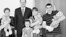 Василий Юрченко в гостях у семьи Лариных. Фото пресс-службы губернатора и правительства НСО