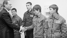 Губернатор Василий Юрченко знакомится с учащимися профессионального училища № 1 г. Новосибирска. В мастерских училища создан учебно-производственный участок высокоскоростной обработки деталей, являющийся  составной частью цеха НАПО им. Чкалова. Фото Михаила ПЕРМИНА