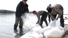 Зарыбление водоёма. Фото Михаила ПЕРМИНА