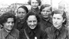 183-й медико-санитарный батальон,   в середине — Нина Алексеевна