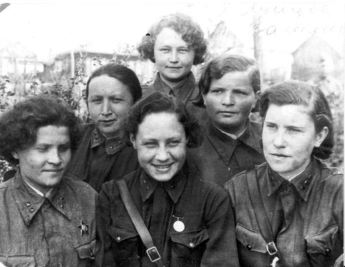 183-й медико-санитарный батальон,   в середине — Нина Алексеевна