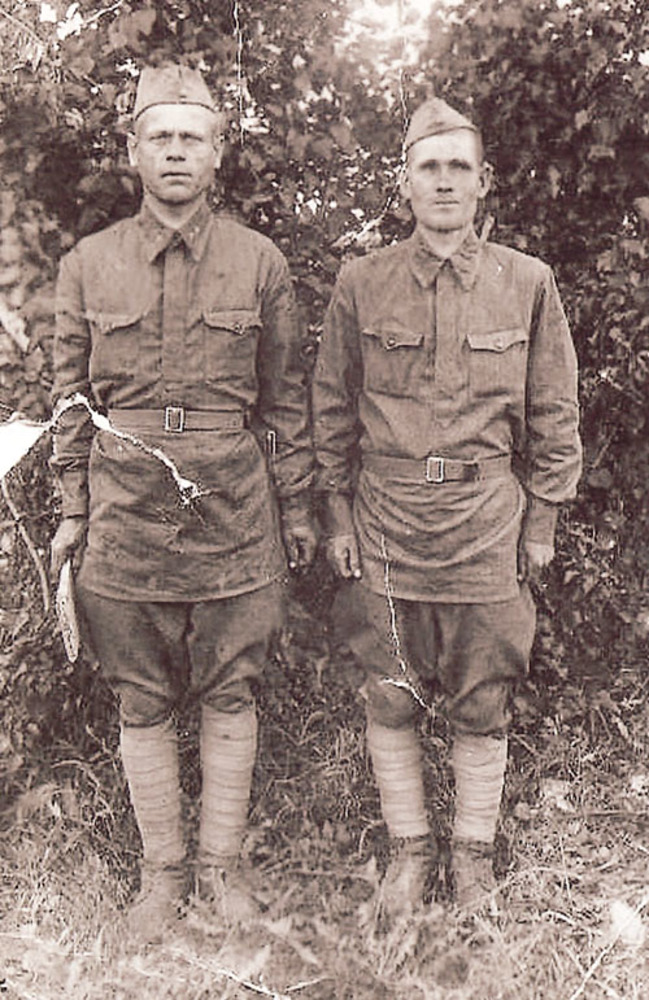 Вараскинские защитники рубежей: рядовые Никифор и Никита Лопухины. Фото из семейного архива ЛОПУХИНЫХ