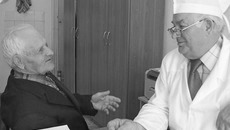 Участник войны Василий Павлович Сергеенко и заместитель главного врача по поликлинической работе Краснозёрской ЦРБ Борис Петрович Саенко — разговор не только про болезни. Фото Марины ЛУПЕЙКЕНЕ