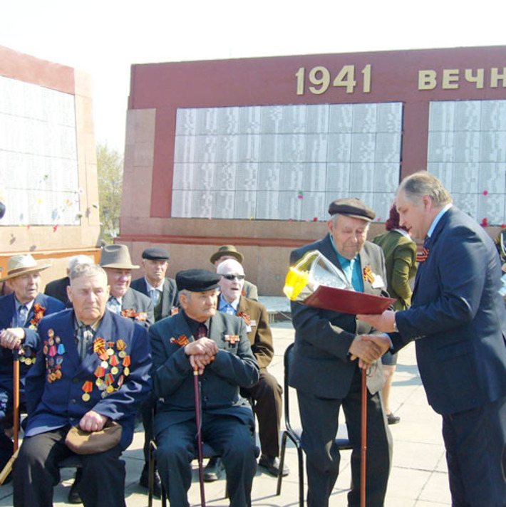 Глава Барабинского района Сергей Яцун вручает ветеранам войны документы на новые квартиры. Фото Маргариты ЧЕРЕДОВОЙ