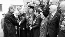 Губернатор поздравил ветеранов, отдыхающих в санатории «Парус». Фото Михаила ПЕРМИНА