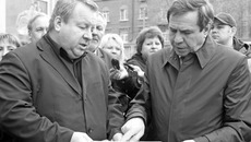 Людям нужны и небольшие цветущие оазисы среди каменных построек, убежден мэр Владимир Городецкий. Фото пресс-службы мэрии