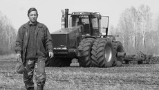 Механизатор акционерного общества «Красносибирское» Юрий Сапронов лишь на минуту остановил свой трактор, чтобы осмотреть поле. Фото Николая МОЛОШНОГО