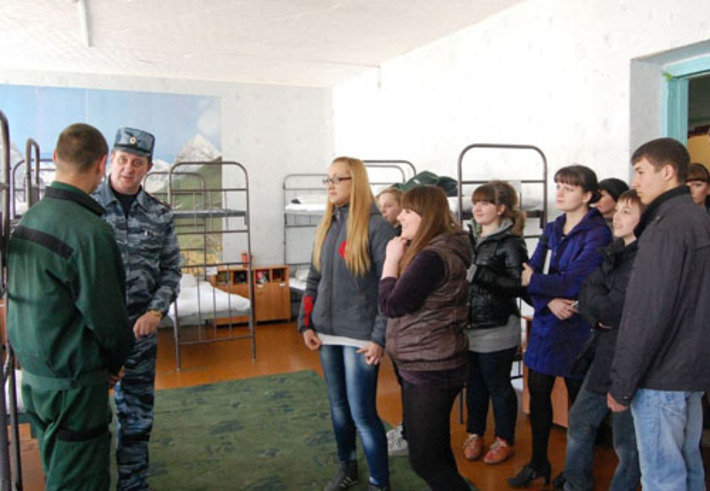В колонии девушки встретили своего дворового приятеля. Фото пресс-службы ГУФСИН России по Новосибирской области