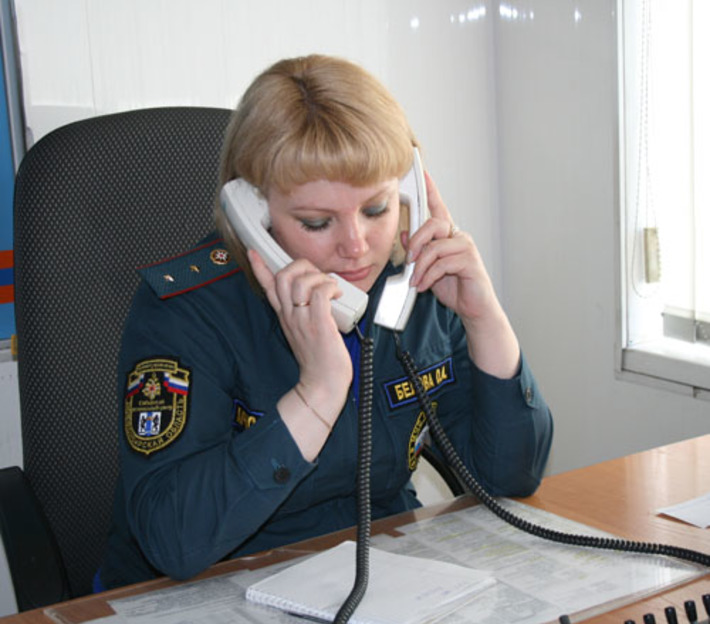 За сутки на пульт «01» в среднем поступает до 500 звонков. Один диспетчер может обрабатывать несколько звонков одновременно. Фото Людмилы ХАРЛАМЕНКО