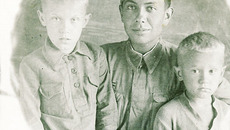 Геннадий Падерин после госпиталя с братьями, 1943 год. Фото из семейного архива