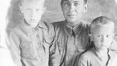 Геннадий Падерин после госпиталя с братьями, 1943 год. Фото из семейного архива